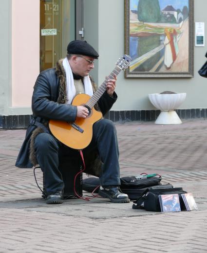 Уличный музыкант на Арбате