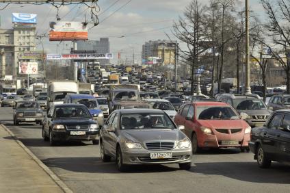 Пробка на Савеловской эстакаде рядом с Савеловским вокзалом.