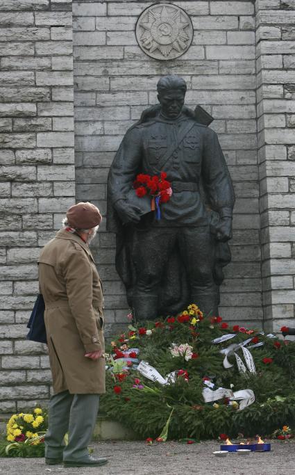 Таллин . столица Эстонии. Крупный пассажирский и грузовой морской порт.  Таллинн памятник павшим во второй Мировой войне 23 марта 2007 фото Нечаевой Наталии