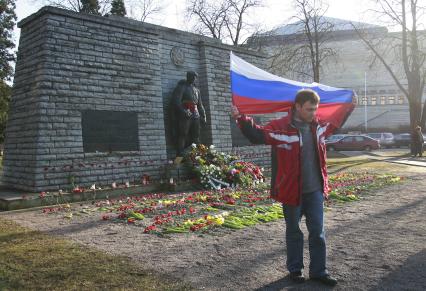 Таллин . столица Эстонии. Крупный пассажирский и грузовой морской порт.  памятник Таллинн 24 марта 2007 фото Нечаева Наталии