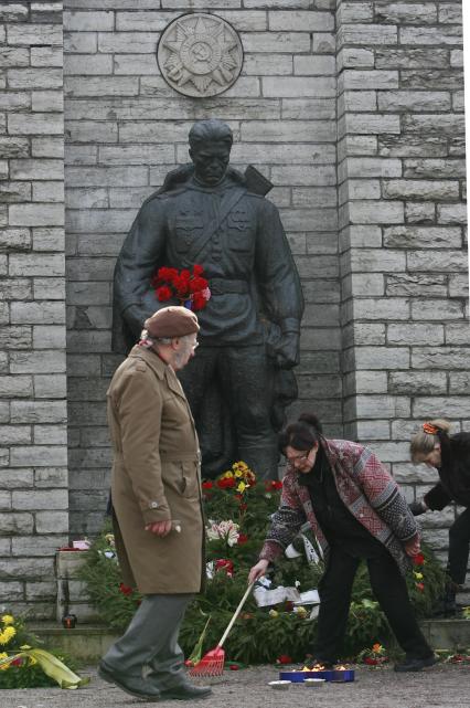 Таллин . столица Эстонии. Крупный пассажирский и грузовой морской порт.  Таллинн памятник павшим во второй Мировой войне 23 марта 2007 фото Нечаевой Наталии