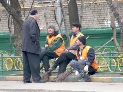 Дворники-гастарбайтеры