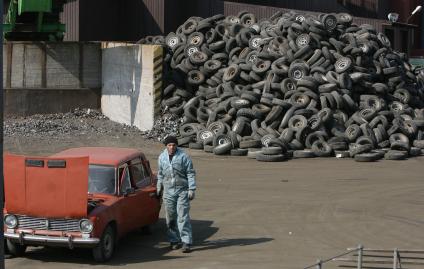 За автохлам россияне получат деньги! Согласно замыслу чиновников, россиянам, сдавшим в утиль подержанный автомобиль, полагаются сертификаты на 50-тысячную скидку при покупке новых отечественных машин.