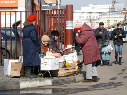 Лоточная уличная торговля у ТЦ \"Бутырский\" (Москва)