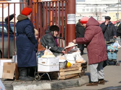 Лоточная уличная торговля у ТЦ \"Бутырский\" (Москва)