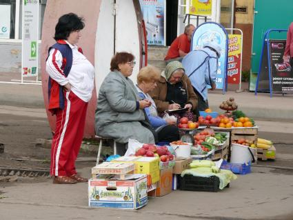 Уличные торговки с овощами и фруктами