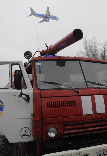 При жесткой аварийной посадке близ аэропорта Домодедово ульяновского самолета Ту-204 пострадали все восемь членов экипажа лайнера.