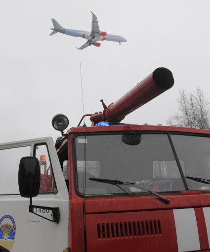 При жесткой аварийной посадке близ аэропорта Домодедово ульяновского самолета Ту-204 пострадали все восемь членов экипажа лайнера.