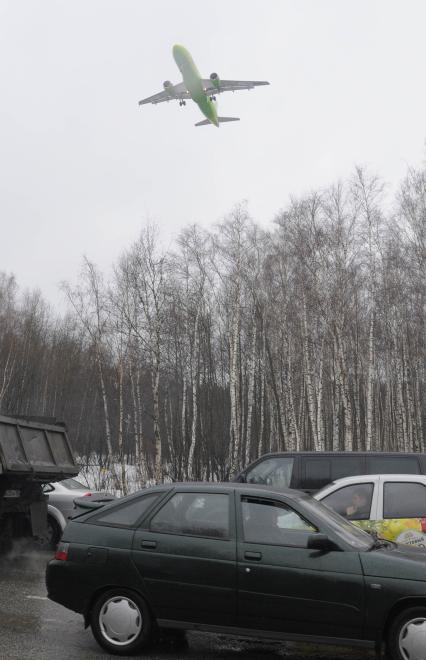 При жесткой аварийной посадке близ аэропорта Домодедово ульяновского самолета Ту-204 пострадали все восемь членов экипажа лайнера.