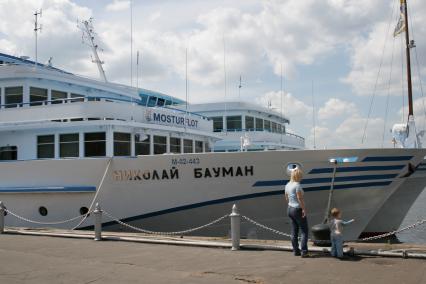 Теплоход \\\"Николай Бауман. Северный речной вокзал - один из двух речных вокзалов Москвы (вместе с Южным). Расположен на берегу Химкинского водохранилища (Ленинградское шоссе, 51). Находится на территории САО г. Москвы.