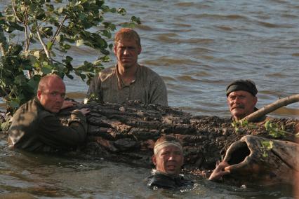 Кадры из фильма Утомленные солнцем-2. Дмитрий Дюжев (Иван, белорус, сокамерник Котова), Никита Михалков (Котов), Евгений Стычкин и Андрей Мерзликин (Николай, танкист).