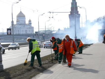 г.Москва 2008г. субботник уборка дворники Храм Христа Спасителя