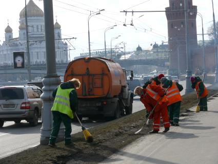 г. Москва 2008г. субботник уборка дворники храм Христа Спасителя