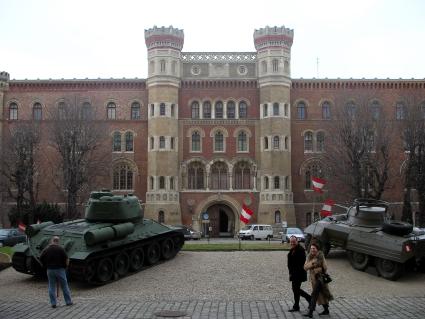 Вена - столица Австрии, расположена в восточной части страны. Является одной из девяти земель Австрии, со всех сторон окружённой территорией другой земли . Нижней Австрии. Население Вены . 1,68 млн человек (середина 2008); вместе с пригородами . около 2,3 млн.