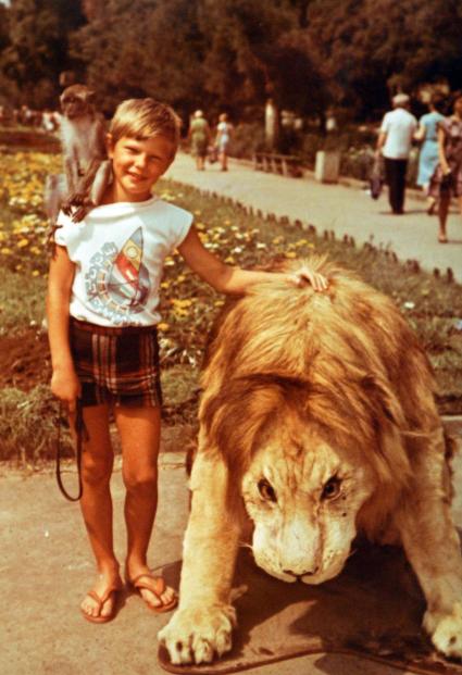 Детские фотографии Аршавина Андрея Аршавин Андрей Сергеевич (29 мая 1981, Ленинград) . российский футболист, капитан сборной России, заслуженный мастер спорта России (2008). Играет на позициях второго нападающего, плеймейкера, атакующего полузащитника.