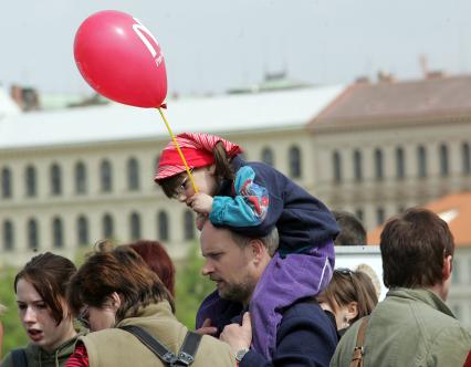 Прага дети родители красный воздушный шар шарик