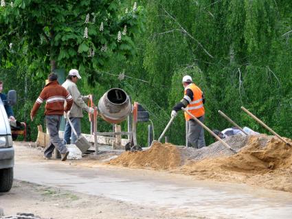 май 2008г. Рабочие гастарбайтеры мешают бетон