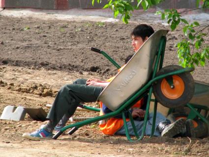 май 2008г. Таджики гастарбайтеры сидят на тележке, отдыхают.