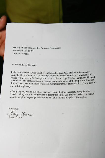 Семилетнего мальчика приемные родители из США выкинули в Россию. 9 апреля 2010 год. На снимке: письмо приемной матери