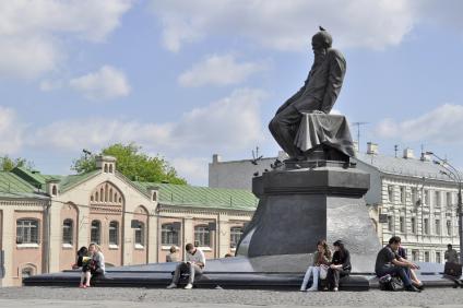 Студенты у памятника Достоевскому. Памятник Ф.М. Достоевскому у Российской государственно библиотеки. Находится на углу улиц Моховая и Воздвиженка, около парадного входа в библиотеку. Памятник установлен к 850-летию Москвы рядом с библиотекой имени Ленина. Скульптор Александр Рукавишников.