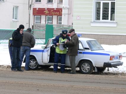 Автоинспекторы ДПС за проверкой документов