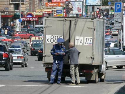 Проверка груза сотрудником ДПС