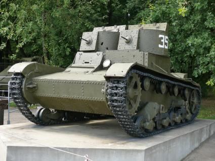 Т-26 - советский лёгкий танк. Создан на основе английского танка Виккерс Mk.E , закупленного в 1930 году. Принят на вооружение в СССР в 1931 году. Двухбашенный Т-26 ранних выпусков с цельноклёпаными корпусом и башнями и пулемётным вооружением из экспозиции музея военной техники на Поклонной горе