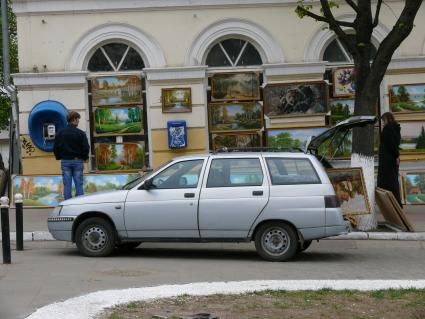 Уличные торговцы картинами