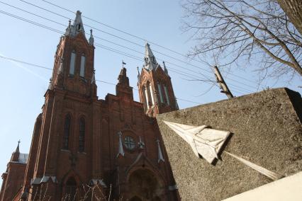 Самолет польского президента Леха Качиньского ТУ-154 разбился под Смоленском утром 10 апреля. Католический костел (Храм Непорочного Зачатия Пресвятой Девы Марии)