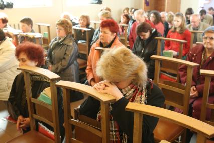Самолет польского президента Леха Качиньского ТУ-154 разбился под Смоленском утром 10 апреля. Католический костел (Храм Непорочного Зачатия Пресвятой Девы Марии). Служба по погибшим.