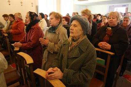 Самолет польского президента Леха Качиньского ТУ-154 разбился под Смоленском утром 10 апреля. Католический костел (Храм Непорочного Зачатия Пресвятой Девы Марии). Служба по погибшим.