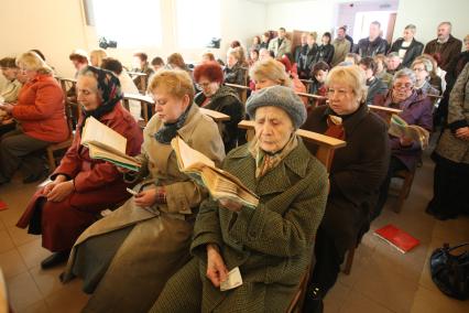 Самолет польского президента Леха Качиньского ТУ-154 разбился под Смоленском утром 10 апреля. Католический костел (Храм Непорочного Зачатия Пресвятой Девы Марии). Служба по погибшим.