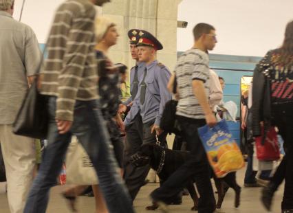 Милиция с собакой на станциях московского метро, 3 июня 2010 года. Безопасность. Терроризм. Кинологи.
Police with dogs at the stations of the Moscow Metro, June 3, 2010. Security. Terrorism. Dog handlers.