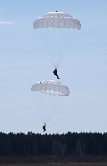 Десантирование людей с самолета ИЛ-76 авиации МЧС. Парашют.