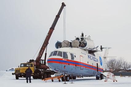 Ремонт авиационного парка МЧС. Ремонт. Регламентные работы. Ми-26 (\"Корова\"). Подъемный кран. Лопасти. Двигатель.