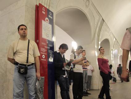 На станциях московского метро, 3 июня 2010 года. Безопасность. Терроризм. Информационное табло. SOS. Пушкинская. 
Police at the stations of the Moscow Metro, June 3, 2010. Security. Terrorism