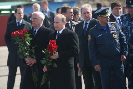Самолет польского президента Леха Качиньского ТУ-154 разбился под Смоленском утром 10 апреля. Владимир Путин прибыл на место крушения самолета.