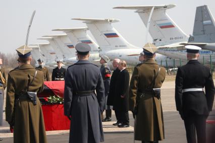 Самолет польского президента Леха Качиньского ТУ-154 разбился под Смоленском утром 10 апреля. Владимир Путин прибыл на место крушения самолета.