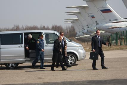 Самолет польского президента Леха Качиньского ТУ-154 разбился под Смоленском утром 10 апреля. Владимир Путин прибыл на место крушения самолета.