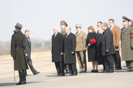 Самолет польского президента Леха Качиньского ТУ-154 разбился под Смоленском утром 10 апреля. Владимир Путин прибыл на место крушения самолета.