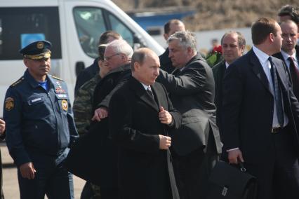Самолет польского президента Леха Качиньского ТУ-154 разбился под Смоленском утром 10 апреля. Владимир Путин прибыл на место крушения самолета.
