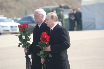 Самолет польского президента Леха Качиньского ТУ-154 разбился под Смоленском утром 10 апреля. Владимир Путин прибыл на место крушения самолета.