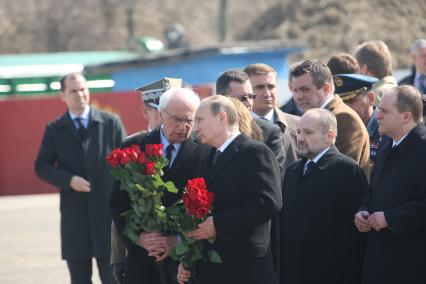 Самолет польского президента Леха Качиньского ТУ-154 разбился под Смоленском утром 10 апреля. Владимир Путин прибыл на место крушения самолета.