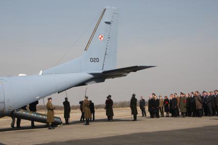 Самолет польского президента Леха Качиньского ТУ-154 разбился под Смоленском утром 10 апреля. Владимир Путин прибыл на место крушения самолета.