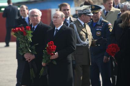 Самолет польского президента Леха Качиньского ТУ-154 разбился под Смоленском утром 10 апреля. Владимир Путин прибыл на место крушения самолета.