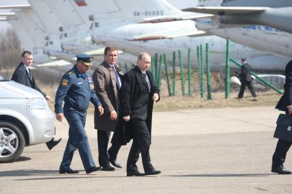 Самолет польского президента Леха Качиньского ТУ-154 разбился под Смоленском утром 10 апреля. Владимир Путин прибыл на место крушения самолета.
