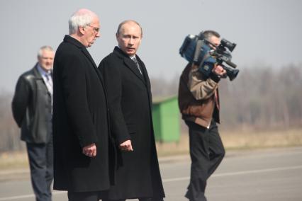 Владимир Путин прибыл в Смоленск на церемонию прощания с Качиньским 11 апреля. Самолет польского президента Леха Качиньского ТУ-154 разбился под Смоленском утром 10 апреля 2010.