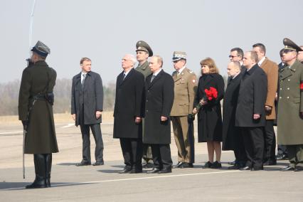 Владимир Путин прибыл в Смоленск на церемонию прощания с Качиньским 11 апреля. Самолет польского президента Леха Качиньского ТУ-154 разбился под Смоленском утром 10 апреля 2010.