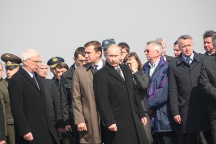 Владимир Путин прибыл в Смоленск на церемонию прощания с Качиньским 11 апреля. Самолет польского президента Леха Качиньского ТУ-154 разбился под Смоленском утром 10 апреля 2010.