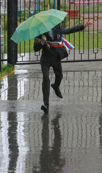 Последний звонок в московской школе, 25 мая 2010 года. Зонт. Дождь.